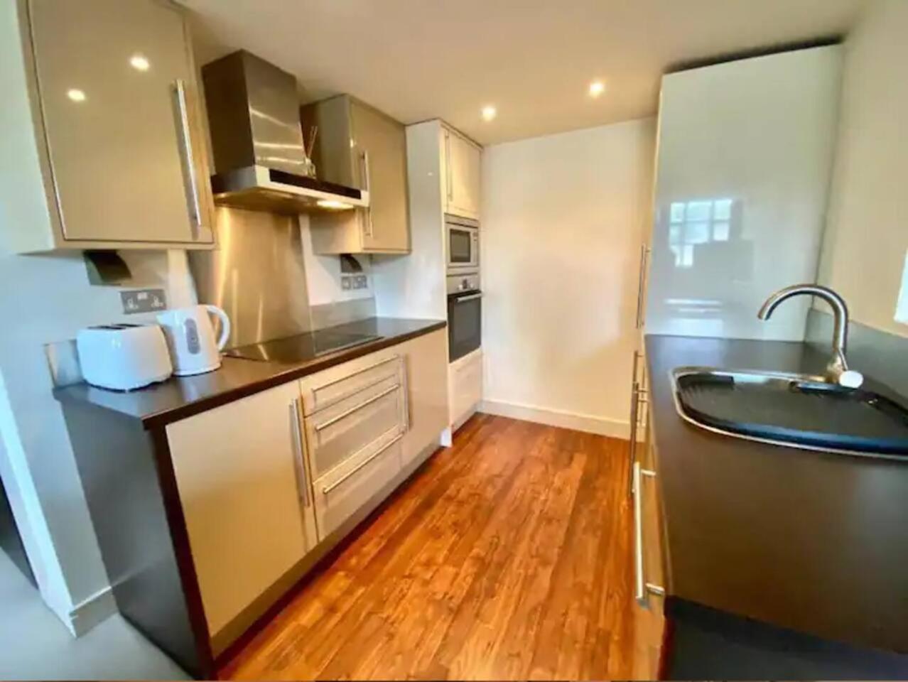 Lovely 1 Bedroom Apartment With Free Parking & Gym Kirkburton المظهر الخارجي الصورة