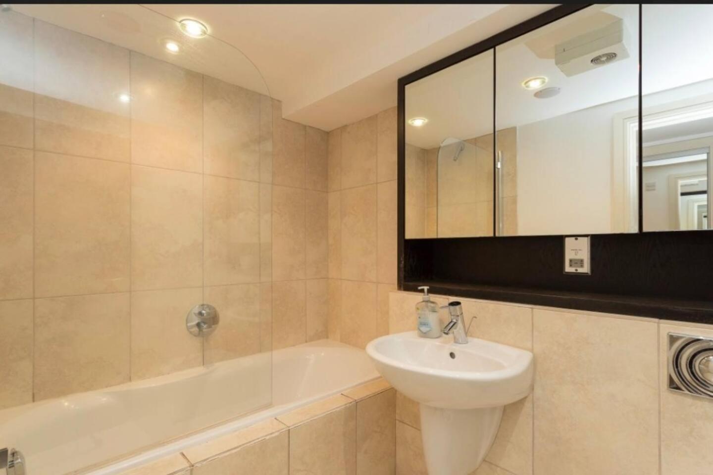 Lovely 1 Bedroom Apartment With Free Parking & Gym Kirkburton المظهر الخارجي الصورة