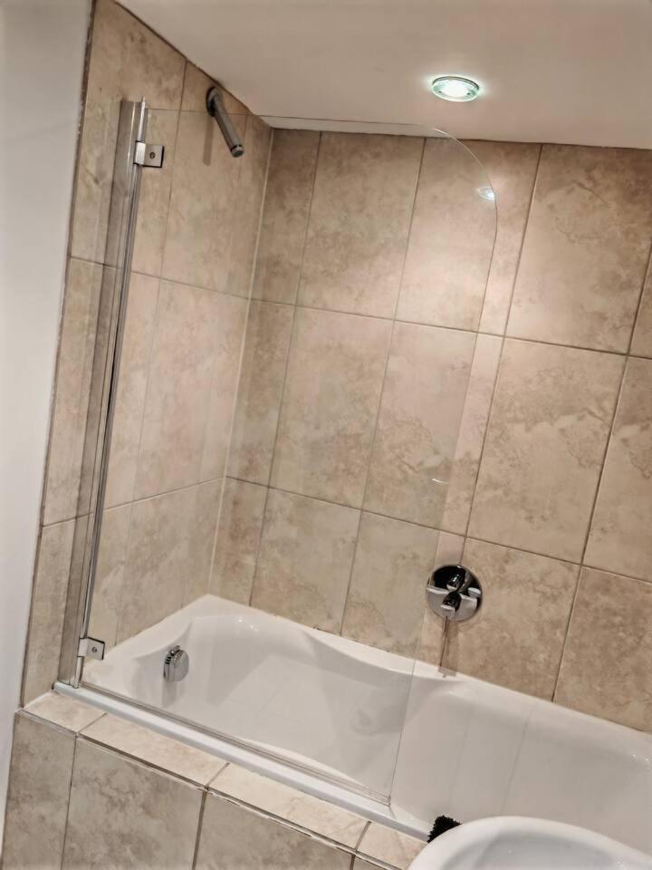 Lovely 1 Bedroom Apartment With Free Parking & Gym Kirkburton المظهر الخارجي الصورة