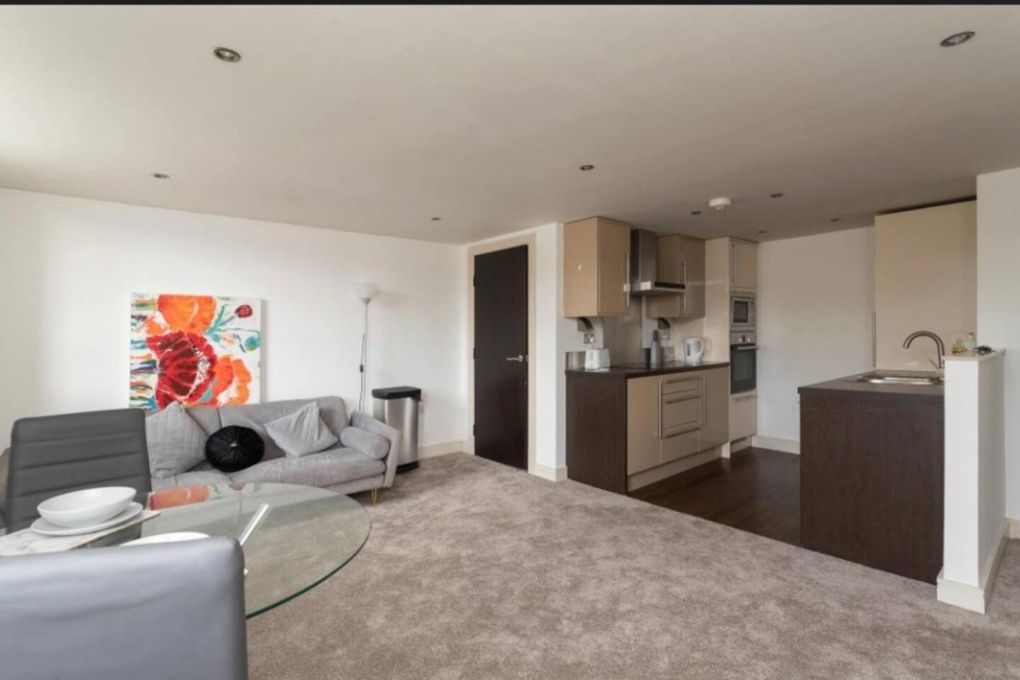 Lovely 1 Bedroom Apartment With Free Parking & Gym Kirkburton المظهر الخارجي الصورة