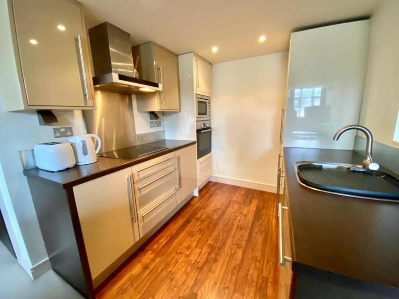 Lovely 1 Bedroom Apartment With Free Parking & Gym Kirkburton المظهر الخارجي الصورة