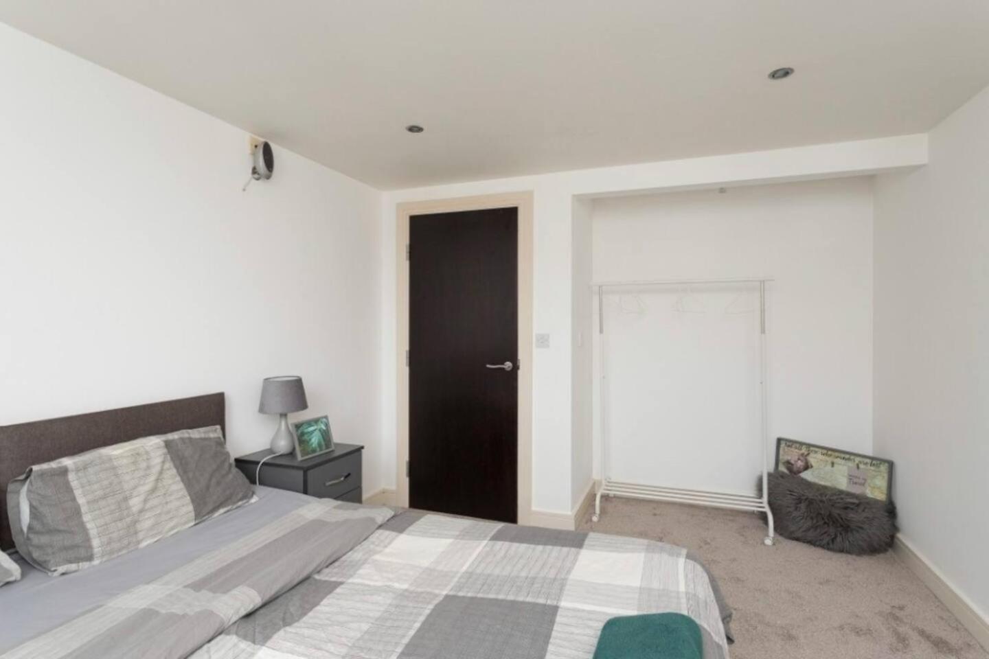 Lovely 1 Bedroom Apartment With Free Parking & Gym Kirkburton المظهر الخارجي الصورة